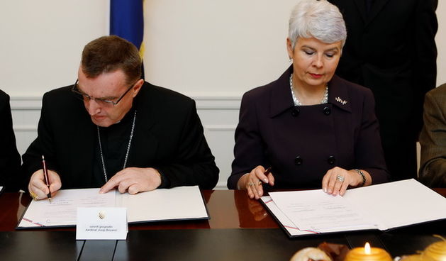 Zagreb, 041209.
Vlada.
Banski dvori.
Predsjednica Vlade Republike Hrvatske Jadranka Kosor potpisala je sa zagrebackim nadbiskupom kardinalom Josipom Bozanicem,  Sporazum o darovanju nekretnina izmedju Republike Hrvatske, Zagrebacke nadbiskupije, Nadbiskup
