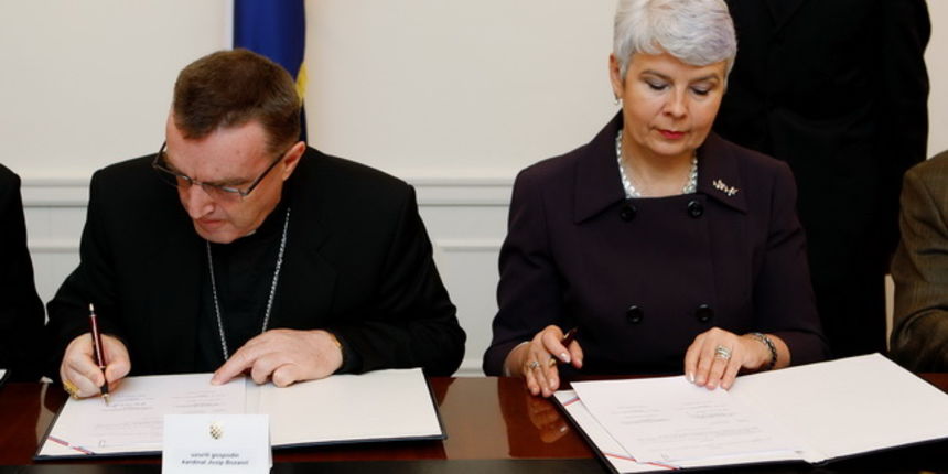Zagreb, 041209.
Vlada.
Banski dvori.
Predsjednica Vlade Republike Hrvatske Jadranka Kosor potpisala je sa zagrebackim nadbiskupom kardinalom Josipom Bozanicem,  Sporazum o darovanju nekretnina izmedju Republike Hrvatske, Zagrebacke nadbiskupije, Nadbiskup