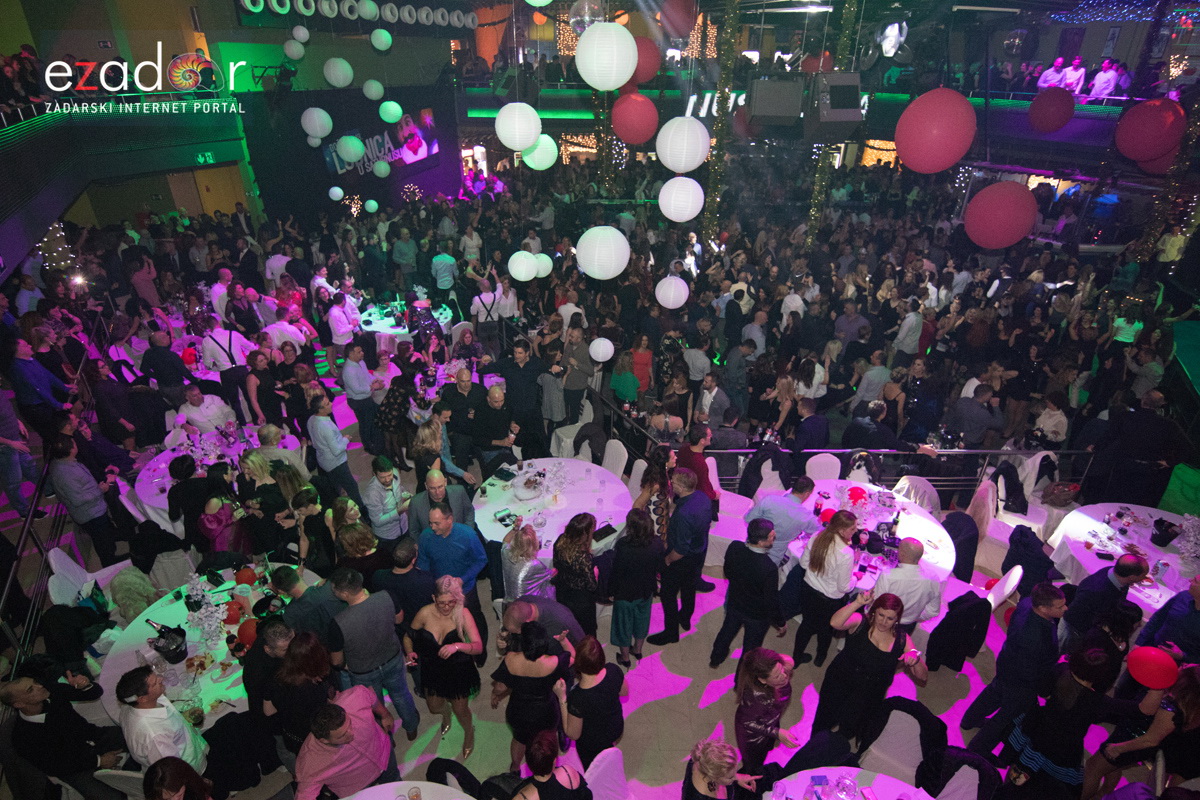 Ludnica u Saturnusu: Najbolji doček u svemiru i šire Ludnica u Saturnusu: Najbolji doček u svemiru i šire