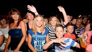 Vir : Colonia rasplesala tisuće posjetitelja na Viru ; foto Iva Perinčić Vir : Colonia rasplesala tisuće posjetitelja na Viru ; foto Iva Perinčić