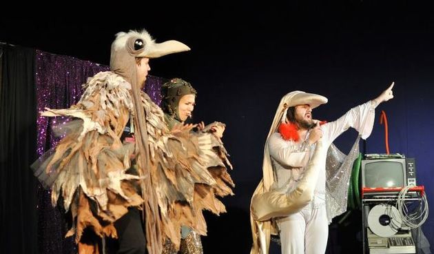 U Kazalištu lutaka Zadar, u četvrtak 24. siječnja u 18 sati gostuje Kazalište ”Tvornica lutaka” s rock-mjuziklom ”Živ živ živ”, redatelja Maria Kovača