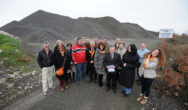 Biljane donje, Zadar, 200313.
Predstavnici stranke Zelenih, SDP-a, HNS-a, HSLS-a u popodnevnim satima su sazvali konferenciju za novinare kraj brda troske u Biljanima Donjim zeleci ukazati na stetnost ovakvog odlagalista za citav kraj u kojem se nalazi. T