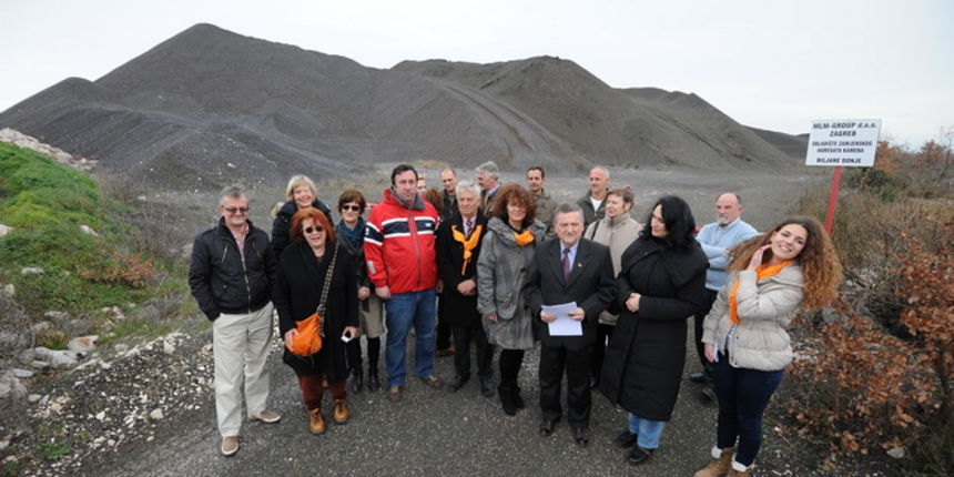 Biljane donje, Zadar, 200313.
Predstavnici stranke Zelenih, SDP-a, HNS-a, HSLS-a u popodnevnim satima su sazvali konferenciju za novinare kraj brda troske u Biljanima Donjim zeleci ukazati na stetnost ovakvog odlagalista za citav kraj u kojem se nalazi. T