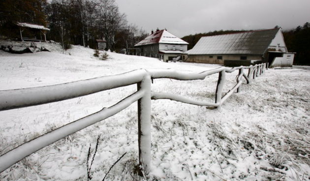Platak, 121009. Prvi ovosezonski snijeg zabijelio je Platak, omiljeno izletiste i skijaliste Rijecana. Foto: Zeljko Sop / CROPIX