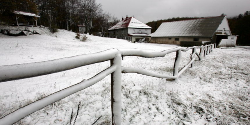 Platak, 121009. Prvi ovosezonski snijeg zabijelio je Platak, omiljeno izletiste i skijaliste Rijecana. Foto: Zeljko Sop / CROPIX Platak, 121009. Prvi ovosezonski snijeg zabijelio je Platak, omiljeno izletiste i skijaliste Rijecana. Foto: Zeljko Sop / CROPIX
