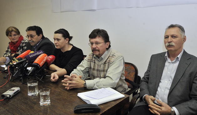 Zagreb, 031212.
Leksikografski zavod “Miroslav Krleza”, Prilaz Djure Dezelica 2.
Matica hrvatskih sindikata na konferenciji za medije najavila je prosvjed na Trgu svetog Marka u utorak.
Na fotografiji: Anica Prasnjak, Zvonimir Laktasic, Mirela Bojic, Vili