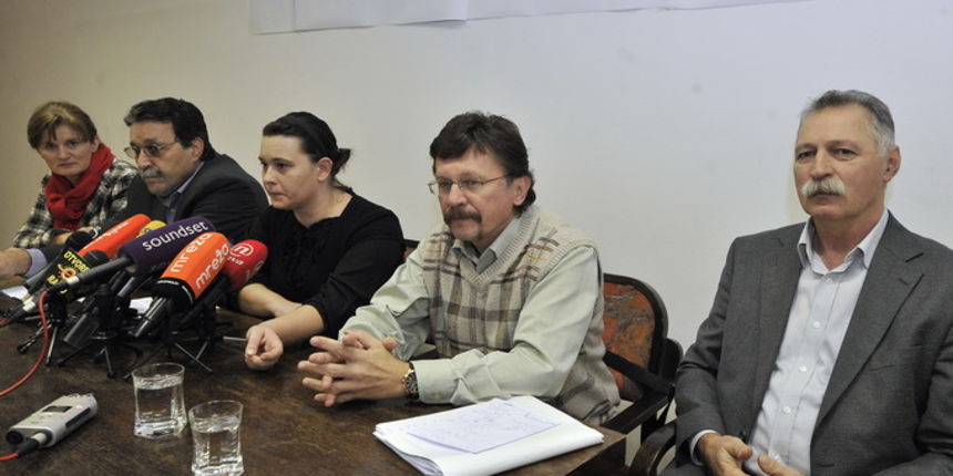 Zagreb, 031212.
Leksikografski zavod “Miroslav Krleza”, Prilaz Djure Dezelica 2.
Matica hrvatskih sindikata na konferenciji za medije najavila je prosvjed na Trgu svetog Marka u utorak.
Na fotografiji: Anica Prasnjak, Zvonimir Laktasic, Mirela Bojic, Vili