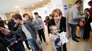 Luki Modriću u dječjoj bolnici u Klaićevoj uručena nagrada nogometaša godine, Photo: Petar Glebov/PIXSELL Luki Modriću u dječjoj bolnici u Klaićevoj uručena nagrada nogometaša godine, Photo: Petar Glebov/PIXSELL