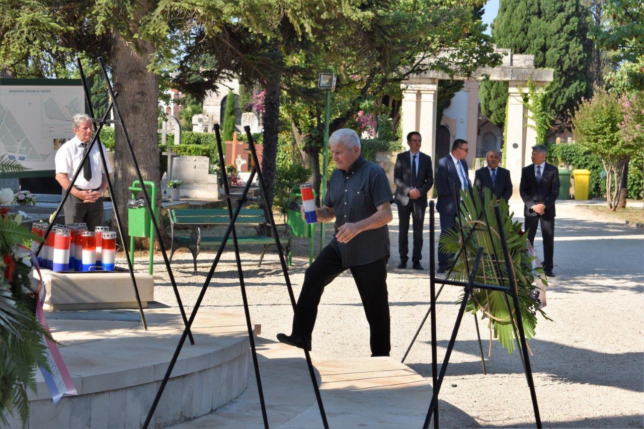 Povodom Dana pobjede kod središnjeg križa na Gradskom groblju položeni vijenci Povodom Dana pobjede kod središnjeg križa na Gradskom groblju položeni vijenci