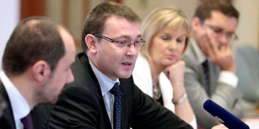 Odbor za Ustav, poslovnik i politicki sustav raspravljao je na danasnjoj sjednici o strategiji razvoja javne uprave u razdoblju 2015. – 2020. Arsen Bauk. Photo: Patrik Macek/PIXSELL Odbor za Ustav, poslovnik i politicki sustav raspravljao je na danasnjoj sjednici o strategiji razvoja javne uprave u razdoblju 2015. – 2020. Arsen Bauk. Photo: Patrik Macek/PIXSELL