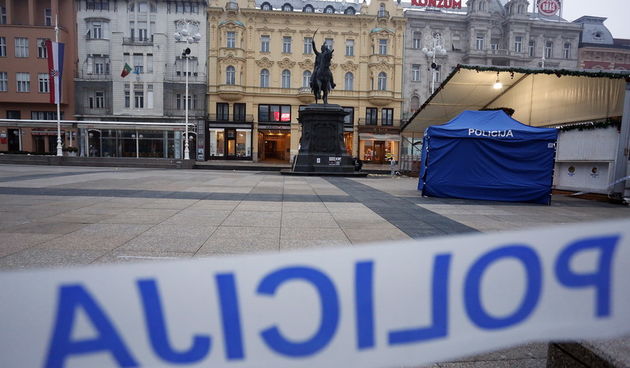 Zagreb, 230113.
Trg bana Josipa Jelacica.
Nocas oko 2 sata u blizini spomenika bana Jelacica doslo je do manje eksplozivne reakcije.
Na fotografiji: ocevid.
Foto: Damjan Tadic / CROPIX