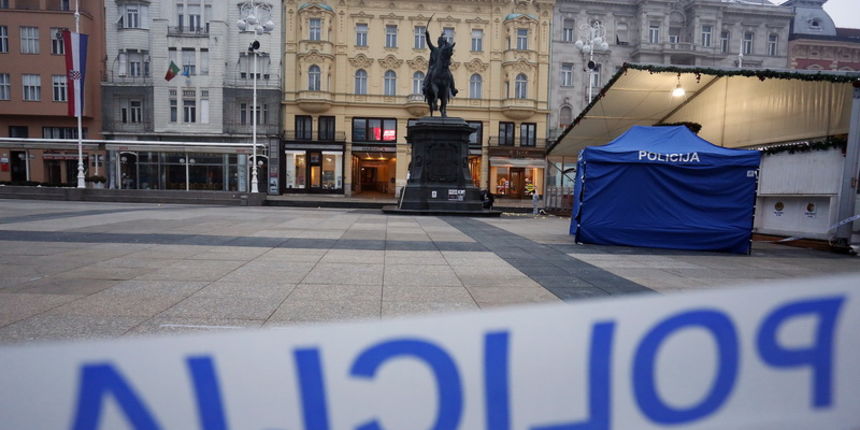 Zagreb, 230113.
Trg bana Josipa Jelacica.
Nocas oko 2 sata u blizini spomenika bana Jelacica doslo je do manje eksplozivne reakcije.
Na fotografiji: ocevid.
Foto: Damjan Tadic / CROPIX