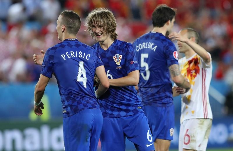 Velika fešta hrvatskih nogometaša i navijača u Bordeauxu nakon pobjede nad Španjolskom 2-1. Photo: PIXSELL Velika fešta hrvatskih nogometaša i navijača u Bordeauxu nakon pobjede nad Španjolskom 2-1. Photo: PIXSELL