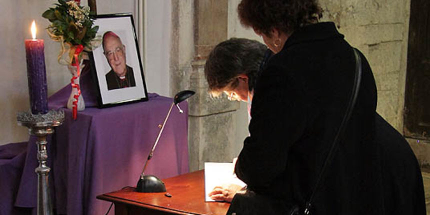 Izlozeno tijelo pokojnog nadbiskupa Marijana Oblaka u zadarskoj katedrali Izlozeno tijelo pokojnog nadbiskupa Marijana Oblaka u zadarskoj katedrali