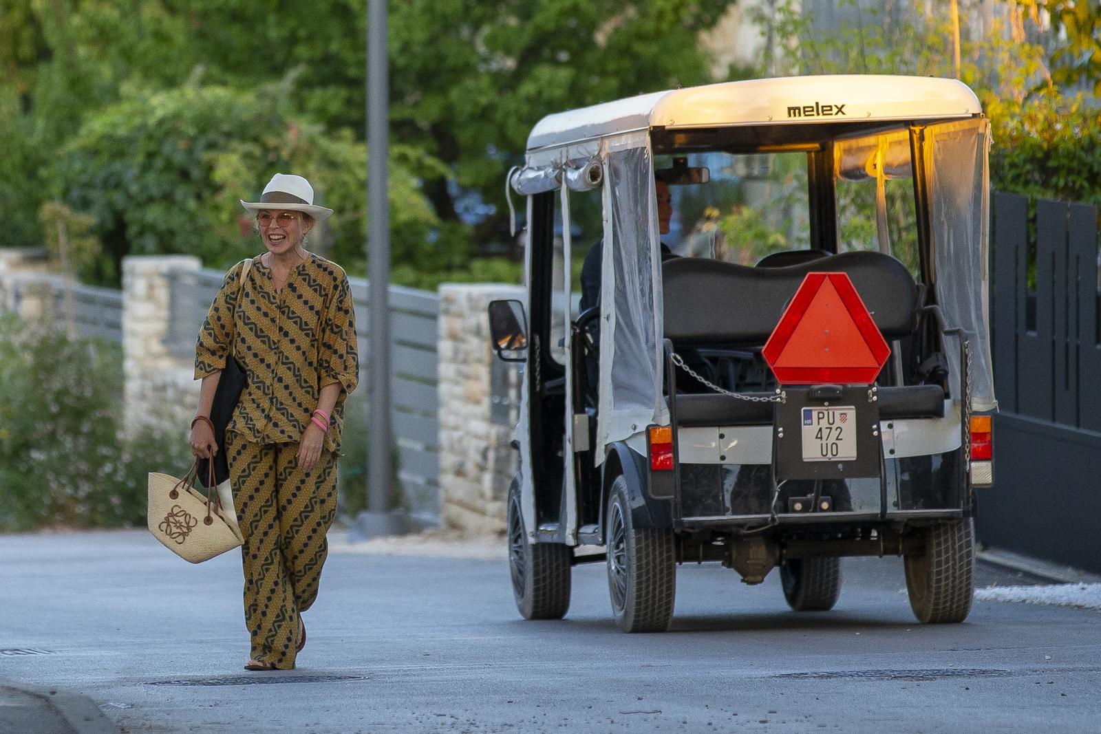 Kylie Minogue viđena kako u opuštenom izdanju izlazi iz luksuzne vile u Rovinju