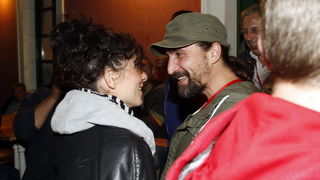 Biograd na moru, 130510.
Nakon koncerta Cubisma na biogradskoj rivi koji se odrzao u sklopu Porina, poznati par, glumica Zrinka Cvitesic i glazbenik Hrvoje Rupcic u jednom su kaficu izmjenjivali njeznosti.
Foto: Jure Miskovic / CROPIX