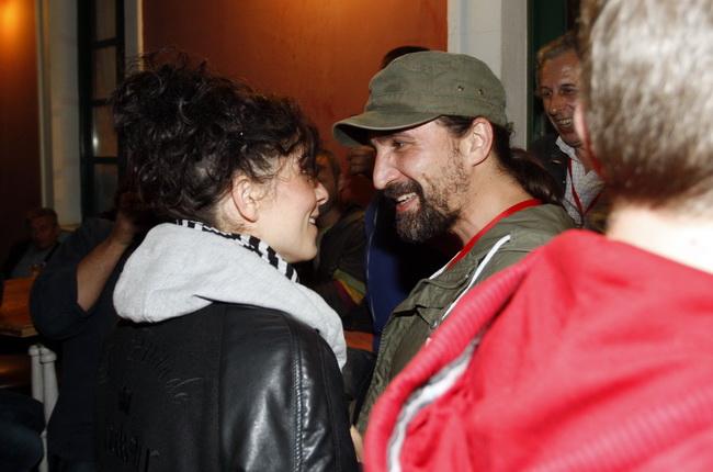 Biograd na moru, 130510.
Nakon koncerta Cubisma na biogradskoj rivi koji se odrzao u sklopu Porina, poznati par, glumica Zrinka Cvitesic i glazbenik Hrvoje Rupcic u jednom su kaficu izmjenjivali njeznosti.
Foto: Jure Miskovic / CROPIX