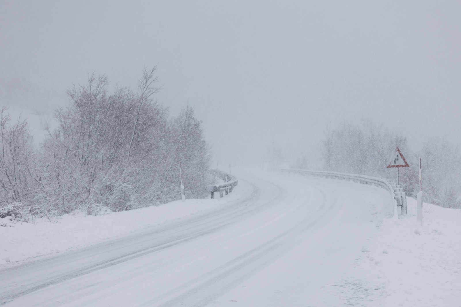 Đir snijegom prekrivenim Gračacom, 25. siječnja 2021. Đir snijegom prekrivenim Gračacom, 25. siječnja 2021.