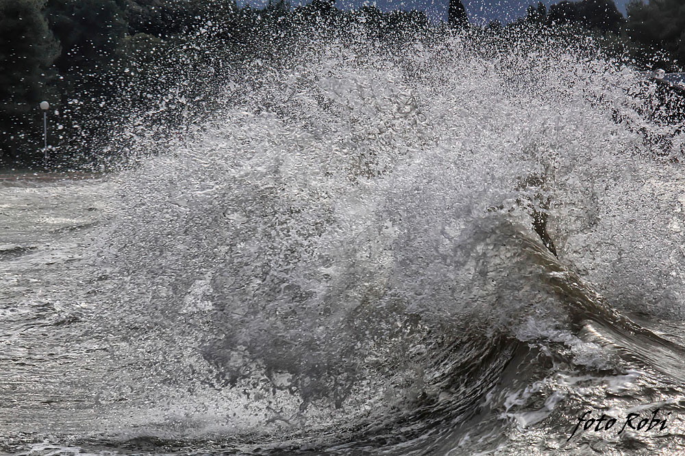 Zapadnjak i plima poplavili ulice