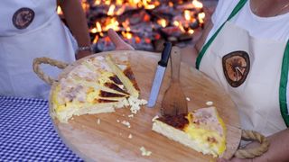 28.07.2013., Benkovac – Benkovacki prisnac je vec odavno puno vise od obicnog jela, autohtona delicija Bukovice i Ravnih kotara, jednostavna, a opet tako dobra. Stoljecima se sprema na ovim prostorima i jedno je od najprepoznatljivijih jela ovoga kraja. 28.07.2013., Benkovac – Benkovacki prisnac je vec odavno puno vise od obicnog jela, autohtona delicija Bukovice i Ravnih kotara, jednostavna, a opet tako dobra. Stoljecima se sprema na ovim prostorima i jedno je od najprepoznatljivijih jela ovoga kraja.