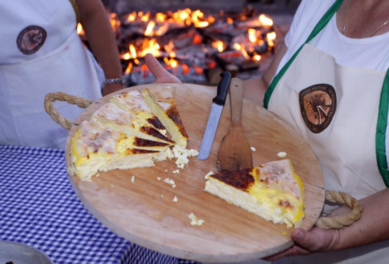 28.07.2013., Benkovac – Benkovacki prisnac je vec odavno puno vise od obicnog jela, autohtona delicija Bukovice i Ravnih kotara, jednostavna, a opet tako dobra. Stoljecima se sprema na ovim prostorima i jedno je od najprepoznatljivijih jela ovoga kraja. 28.07.2013., Benkovac – Benkovacki prisnac je vec odavno puno vise od obicnog jela, autohtona delicija Bukovice i Ravnih kotara, jednostavna, a opet tako dobra. Stoljecima se sprema na ovim prostorima i jedno je od najprepoznatljivijih jela ovoga kraja.