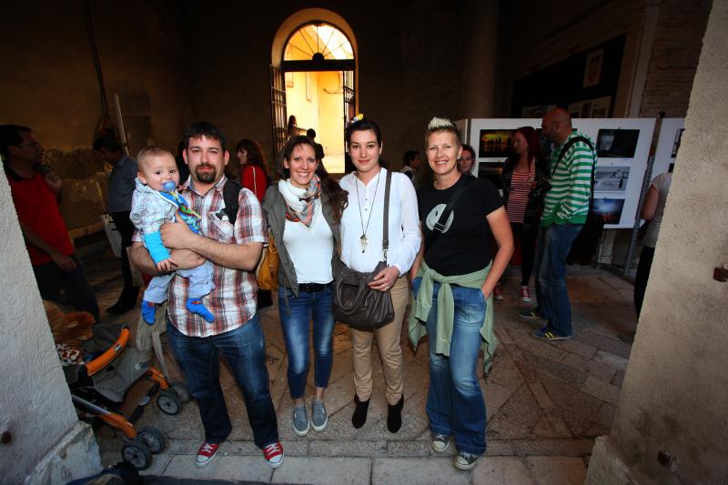 Humanitarna izlozba za pomoc tesko bolesnoj mladoj zadranki Ani Pavic i njenoj kceri Aurori. Zadarski fotografi amateri i profesionalci njih 37 odazvali su se ovoj akciji doniravsi fotografije, Foto: Željko Mršić/PIXSELL