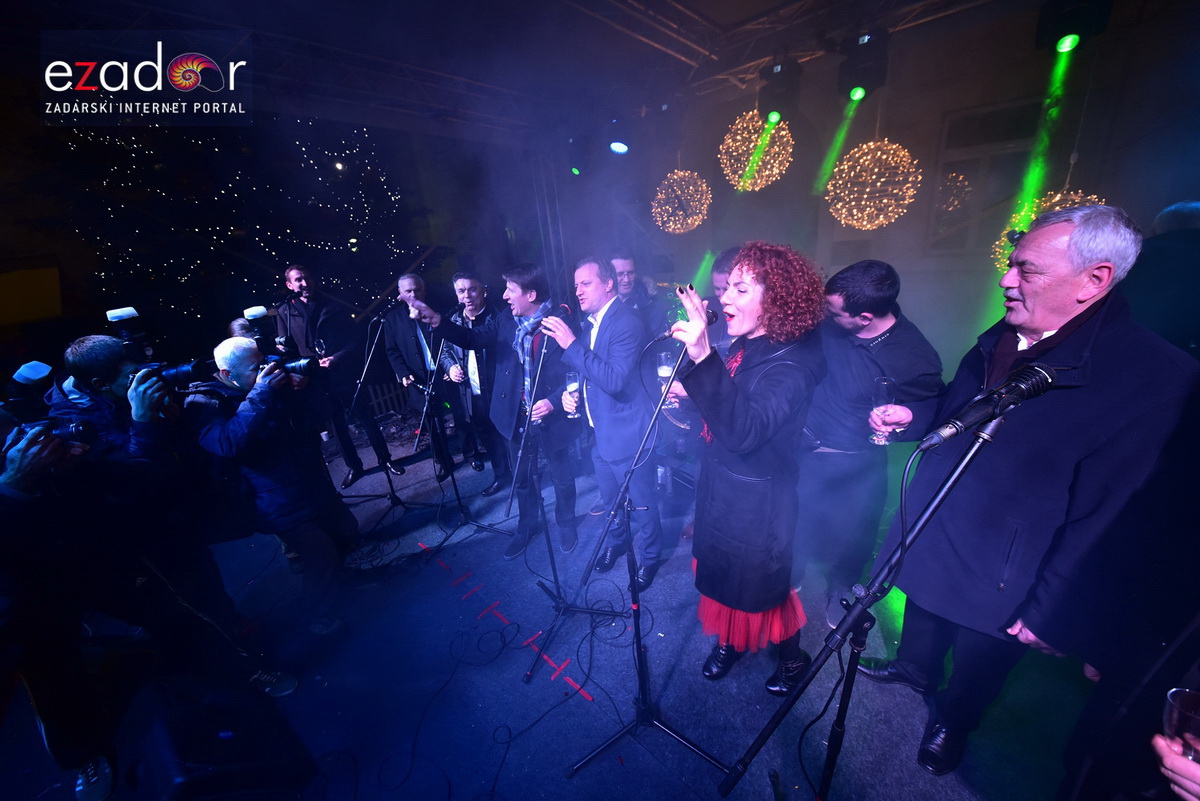 Tisuće Zadrana uživalo na krcatom Narodnom trgu i Tgu Petra Zoranića uz Tomislava Bralića i klapu Intrade Tisuće Zadrana uživalo na krcatom Narodnom trgu i Tgu Petra Zoranića uz Tomislava Bralića i klapu Intrade