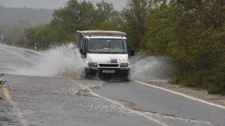Zbog zarobljenog kamiona ne prometuje se cestom Poljica- Mazija