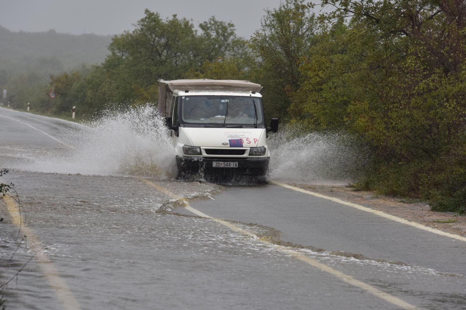 Zbog zarobljenog kamiona ne prometuje se cestom Poljica- Mazija