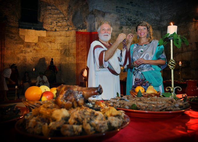 Split, 200812.
Tradicionalni “Dani Dioklecijana” koji se u Splitu uprilicuju zadnjih godina dozivljavaju svoju ekspanziju svake godine pa se tako i na vecerasnjoj manifestaciji zatvaranja natiskao prepun Peristil gdje se car Dioklecijan oprostio od svojih Split, 200812.
Tradicionalni “Dani Dioklecijana” koji se u Splitu uprilicuju zadnjih godina dozivljavaju svoju ekspanziju svake godine pa se tako i na vecerasnjoj manifestaciji zatvaranja natiskao prepun Peristil gdje se car Dioklecijan oprostio od svojih