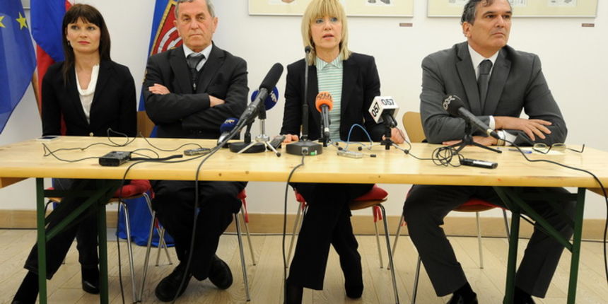 Zadar, 180313.
Don Ivan Grubisic i SDP-ov kandidat za gradonacelnika Zadra Ivo Bilic odrzali su u Muzeju stakla zajednicku press konferenciju na kojoj je don Ivan Grubisic podrzao Ivu Bilica kao kandidata za zadarskog gradonacelnika.
Na fotografiji:Sabin Zadar, 180313.
Don Ivan Grubisic i SDP-ov kandidat za gradonacelnika Zadra Ivo Bilic odrzali su u Muzeju stakla zajednicku press konferenciju na kojoj je don Ivan Grubisic podrzao Ivu Bilica kao kandidata za zadarskog gradonacelnika.
Na fotografiji:Sabin