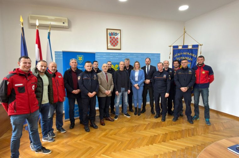 0a9c4647017995b1a5a50326a05e6fcf_XL