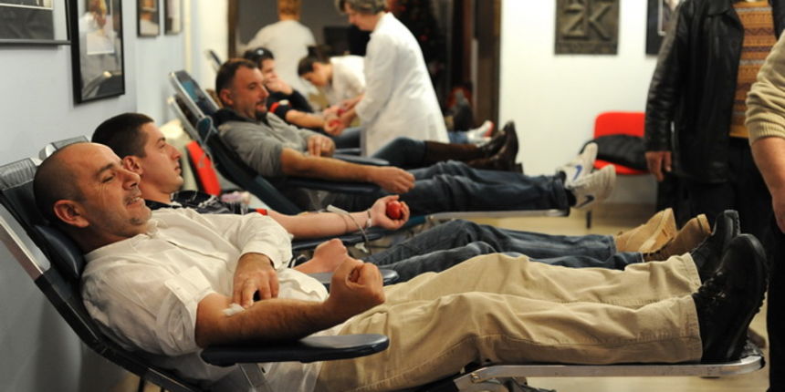 Zadar, 131212
Jutros se u HNK-u odrzala tradicionalna bozicna akcija darivanja krvi u organizaciji zadarske udruge Kalelarga.
Foto: Luka Gerlanc / CROPIX Zadar, 131212
Jutros se u HNK-u odrzala tradicionalna bozicna akcija darivanja krvi u organizaciji zadarske udruge Kalelarga.
Foto: Luka Gerlanc / CROPIX