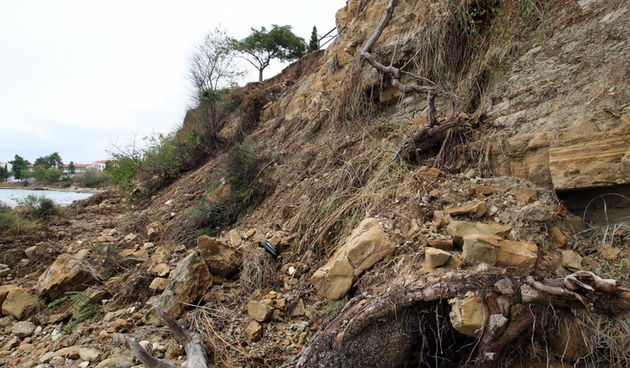 Zadar, 020912.
Nakon jucerasnjeg kisnog dana i danas se zbrajaju stete. Na arbanaskom setalistu Karma doslo je i do nekoliko odrona, a na jednom djelu ugrozena je setnica i sigurnost setaca.
Na fotografiji: prizor na mjestu odrona.
Foto: Jure Miskovic / C