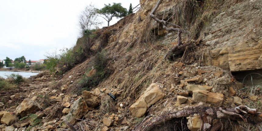 Zadar, 020912.
Nakon jucerasnjeg kisnog dana i danas se zbrajaju stete. Na arbanaskom setalistu Karma doslo je i do nekoliko odrona, a na jednom djelu ugrozena je setnica i sigurnost setaca.
Na fotografiji: prizor na mjestu odrona.
Foto: Jure Miskovic / C Zadar, 020912.
Nakon jucerasnjeg kisnog dana i danas se zbrajaju stete. Na arbanaskom setalistu Karma doslo je i do nekoliko odrona, a na jednom djelu ugrozena je setnica i sigurnost setaca.
Na fotografiji: prizor na mjestu odrona.
Foto: Jure Miskovic / C