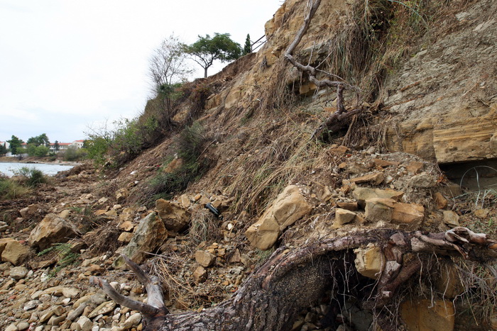 Zadar, 020912.
Nakon jucerasnjeg kisnog dana i danas se zbrajaju stete. Na arbanaskom setalistu Karma doslo je i do nekoliko odrona, a na jednom djelu ugrozena je setnica i sigurnost setaca.
Na fotografiji: prizor na mjestu odrona.
Foto: Jure Miskovic / C Zadar, 020912.
Nakon jucerasnjeg kisnog dana i danas se zbrajaju stete. Na arbanaskom setalistu Karma doslo je i do nekoliko odrona, a na jednom djelu ugrozena je setnica i sigurnost setaca.
Na fotografiji: prizor na mjestu odrona.
Foto: Jure Miskovic / C