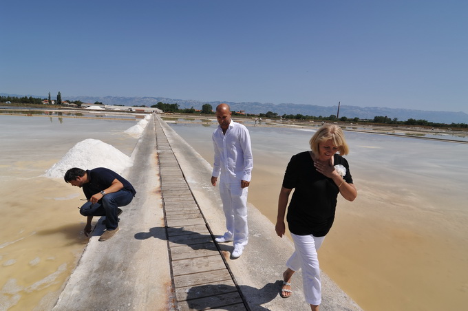 Danas je u Ninu održana berba Cvijeta soli u kojoj su sudjelovali Mate Janković, poznati hrvatski chef, Damir Oštrić, direktor Solane Nin i Marija Dejanović, direktorica Turističke zajednice grada Nina