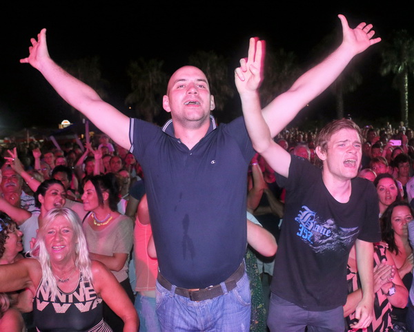 Virsko ljeto 2016: Tomislav Bralić i klapa Intrade oduševili 12 tisuća obožavatelja na virskoj rivi Virsko ljeto 2016: Tomislav Bralić i klapa Intrade oduševili 12 tisuća obožavatelja na virskoj rivi