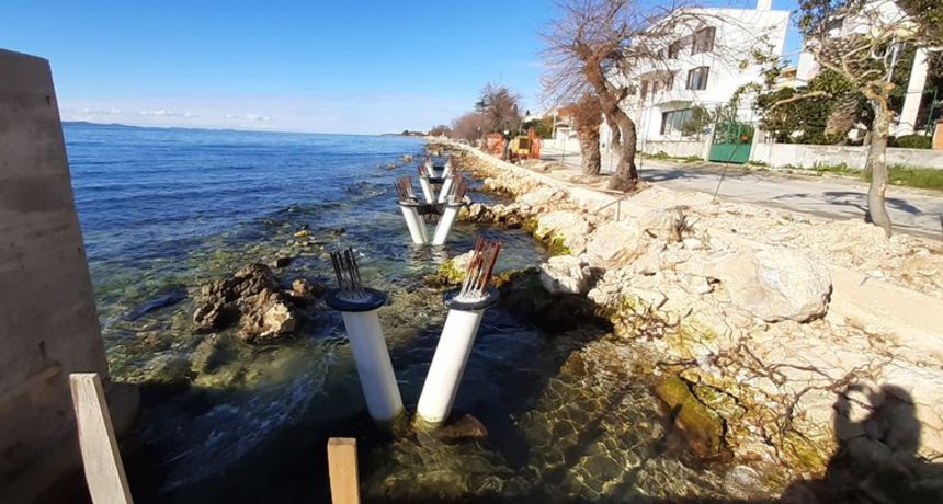 Postavljeni prvi nosači na novom sunčalištu u Diklu