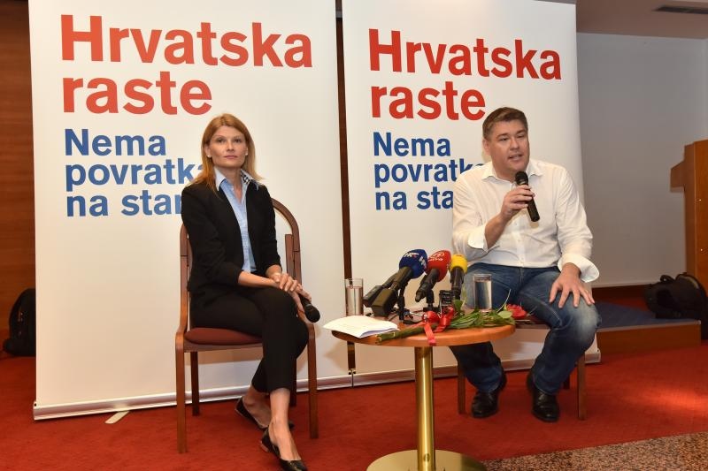 Boris Lalovac sudjelovao je na SDP-ovoj predizbornoj tribini u hotelu Kolovare te je odgovarao na pitanja okupljenih građana, Foto: Dino Stanin/PIXSELL Boris Lalovac sudjelovao je na SDP-ovoj predizbornoj tribini u hotelu Kolovare te je odgovarao na pitanja okupljenih građana, Foto: Dino Stanin/PIXSELL