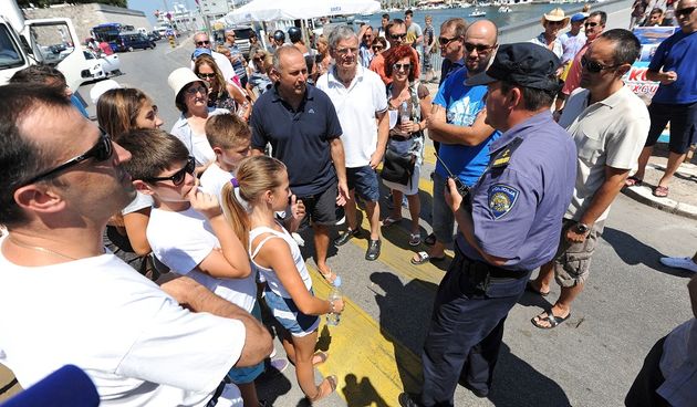 Stanari tzv. Galićevih zgrada u Diklu su nakon posjete gradonačelniku održali prosvjed blokirajući promet u centru grada, foto: Luka Gerlanc/CROPIX