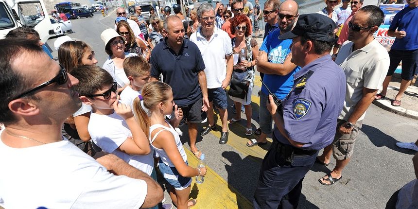 Stanari tzv. Galićevih zgrada u Diklu su nakon posjete gradonačelniku održali prosvjed blokirajući promet u centru grada, foto: Luka Gerlanc/CROPIX Stanari tzv. Galićevih zgrada u Diklu su nakon posjete gradonačelniku održali prosvjed blokirajući promet u centru grada, foto: Luka Gerlanc/CROPIX