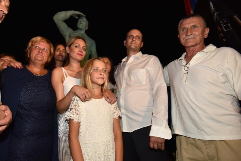 U Dragama otkriven spomenik Miru Barešiću. Photo: Dino Stanin/PIXSELL