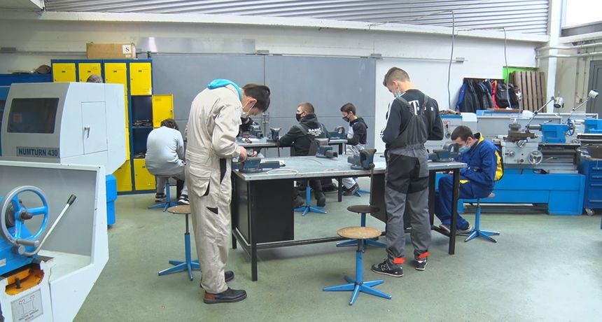 Uz pomoć ZADRE NOVE Strukovna škola Vice Vlatkovića dobiva novu automehaničarsku radionicu Uz pomoć ZADRE NOVE Strukovna škola Vice Vlatkovića dobiva novu automehaničarsku radionicu