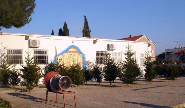 Humanitarna prodaja jelki na igralistu na Sfingi