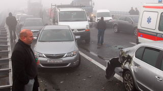 Zagreb, 161111.
Zagrebacka obilaznica, smjer istok, na mostu prije cvora Ivanja Reka, u jutrosnjoj magli oko 7 i 30 sati , sudarilo se dvadesetak automobila, a ozlijedjeno je vise osoba.
Foto: Goran Mehkek / Cropix