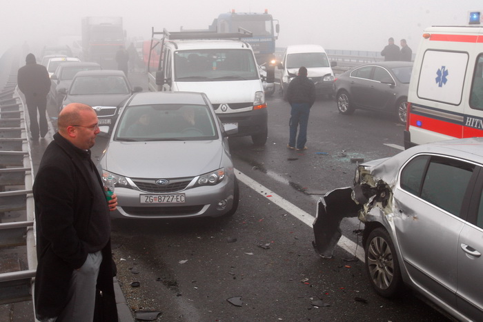 Zagreb, 161111.
Zagrebacka obilaznica, smjer istok, na mostu prije cvora Ivanja Reka, u jutrosnjoj magli oko 7 i 30 sati , sudarilo se dvadesetak automobila, a ozlijedjeno je vise osoba.
Foto: Goran Mehkek / Cropix