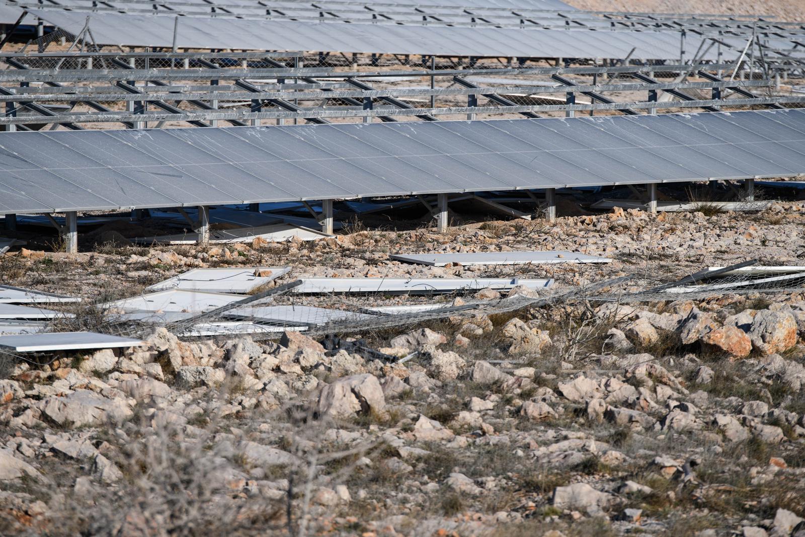 U Zatonu Obrovačkom bura uništila jednu od najvećih solarnih elektrana u Hrvatskoj U Zatonu Obrovačkom bura uništila jednu od najvećih solarnih elektrana u Hrvatskoj