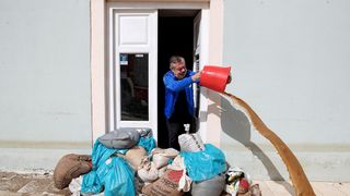 Obrovac: Poplava se polako povlači, stanovnici spašavaju stvari iz domova