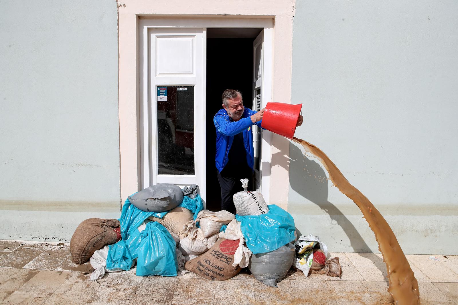 Obrovac: Poplava se polako povlači, stanovnici spašavaju stvari iz domova